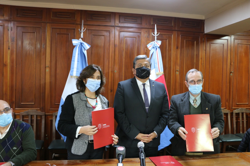 La UNSE y la Sociedad Argentina de Reumatología firmaron convenio.