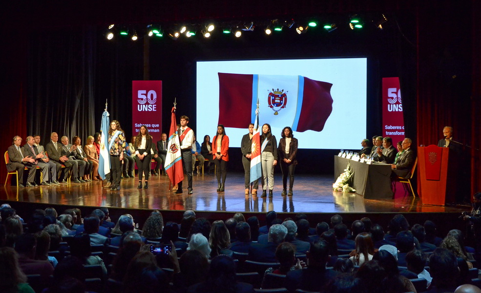 Se realizó el Acto Central por los 50 años de la Universidad y se presentó la Bandera de la UNSE  