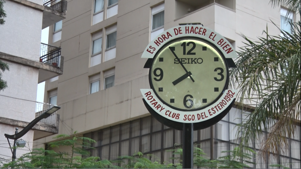 Docente de la UNSE recupera el tradicional reloj de la plaza Libertad