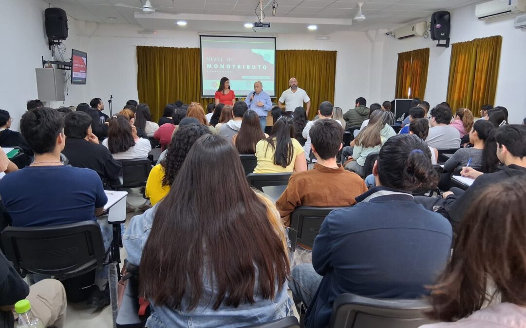 Capacitación sobre Monotributo tuvo amplia participación estudiantil