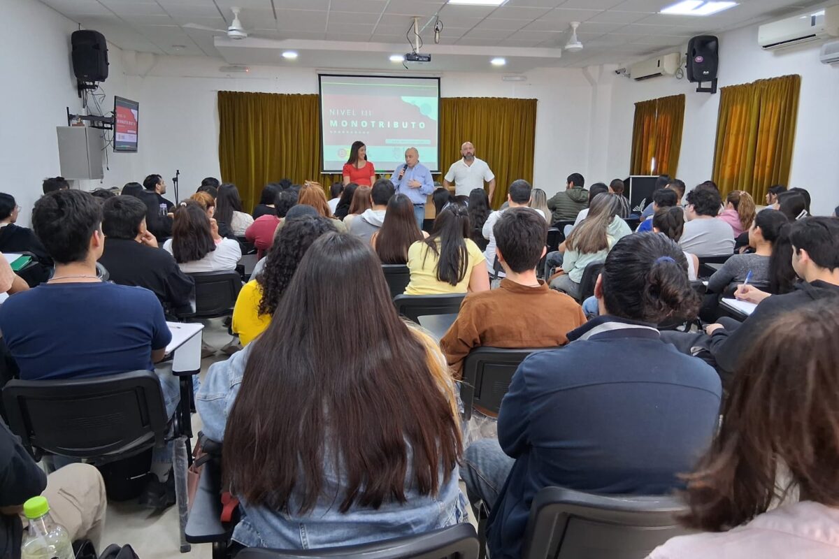 Capacitación sobre Monotributo tuvo amplia participación estudiantil