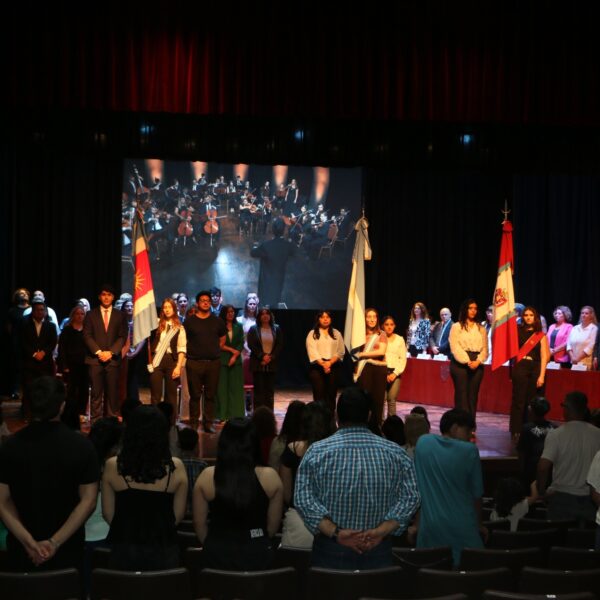 Profesionales recibieron sus títulos de posgrado
