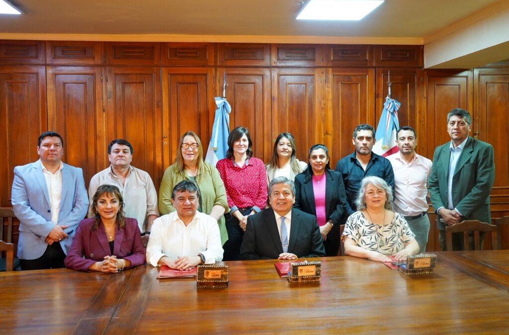 Firma de convenio en beneficio de los trabajadores rurales