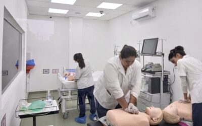 Estudiantes de Enfermería y Obstetricia realizan prácticas en escenarios simulados