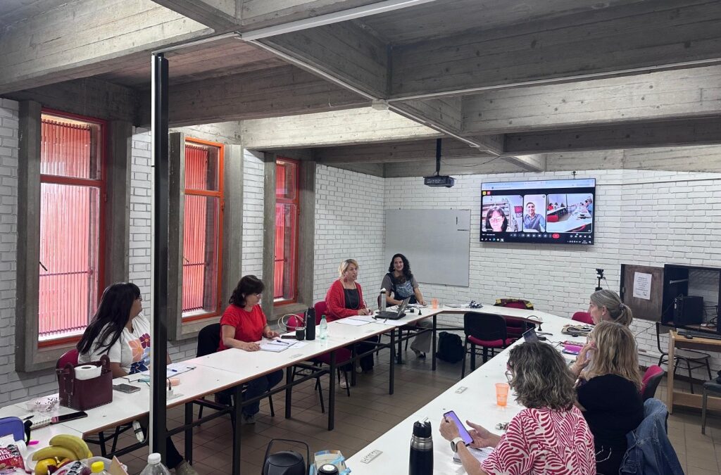 Docentes y estudiantes de Trabajo Social reunidos en defensa de la universidad pública