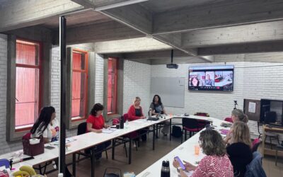 Docentes y estudiantes de Trabajo Social reunidos en defensa de la universidad pública