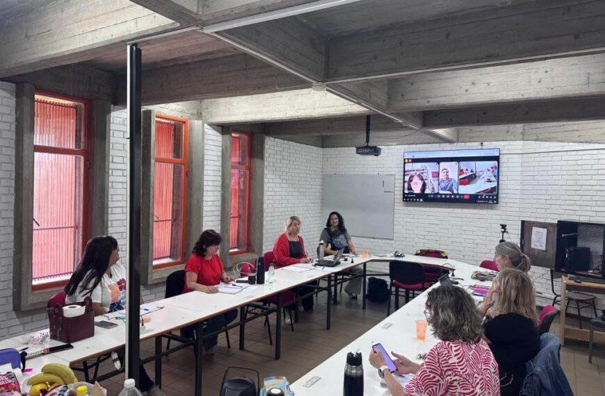 Docentes y estudiantes de Trabajo Social reunidos&hellip;