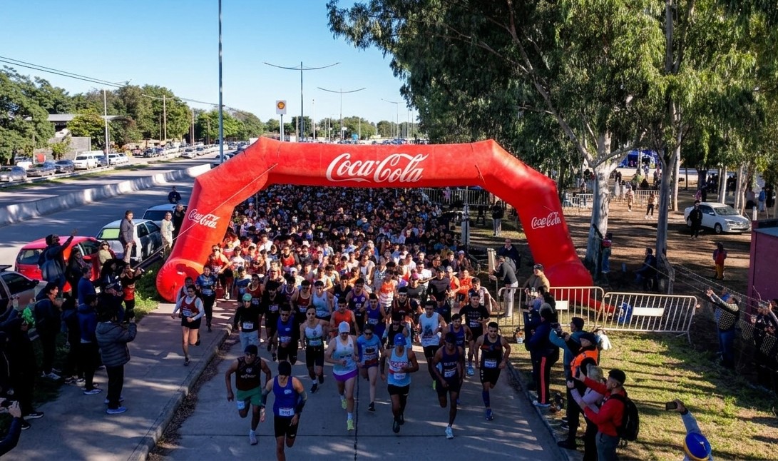 Multitudinaria maratón por los 53 años de la Universidad Nacional de Santiago