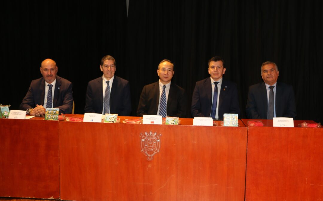Paraninfo colmado para debatir sobre geopolítica, educación y cooperación con China