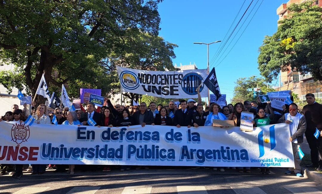Una multitudinaria marcha en defensa de la educación pública recorrió las calles de Santiago del Estero