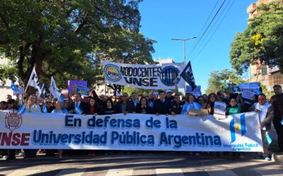Una multitudinaria marcha en defensa de la educación pública recorrió las calles de Santiago del Estero