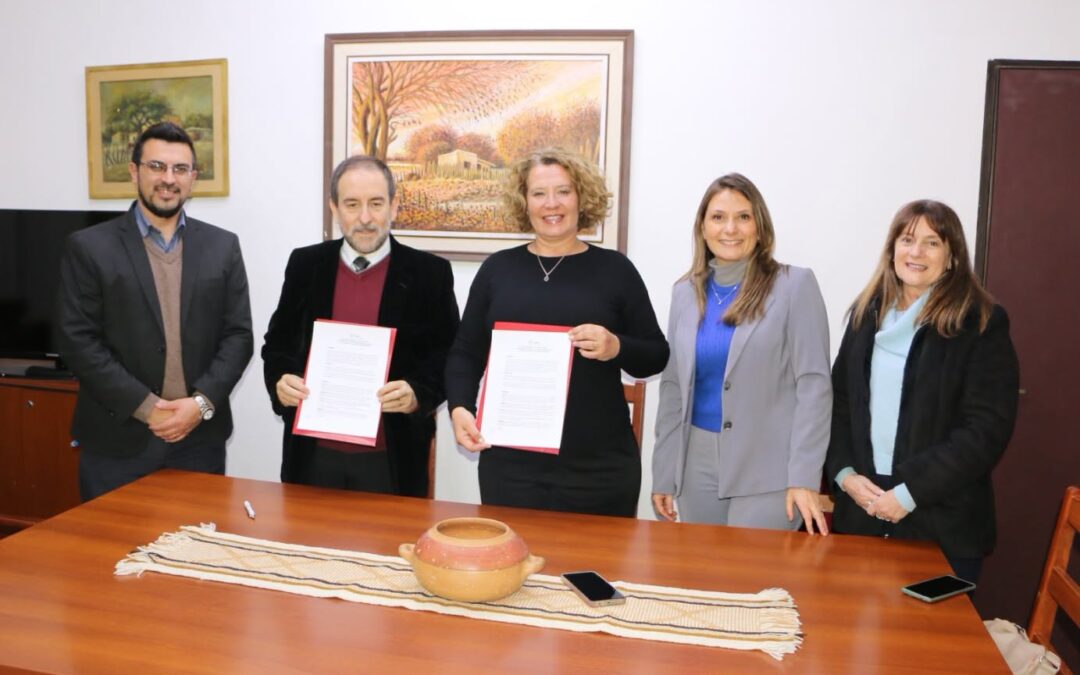 Firma de convenio para fortalecer lazos con instituciones educativas