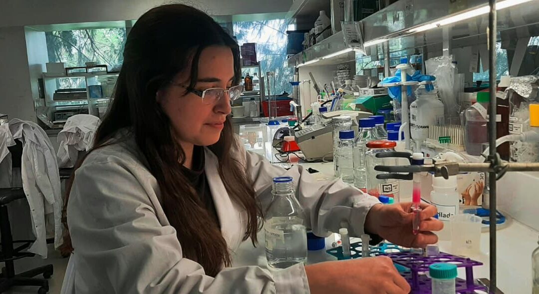 Una graduada de la UNSE investiga cómo utilizar la luz para controlar procesos biológicos