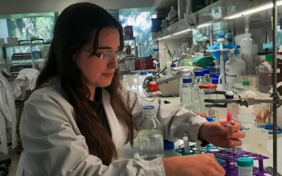 Una graduada de la UNSE investiga cómo utilizar la luz para controlar procesos biológicos