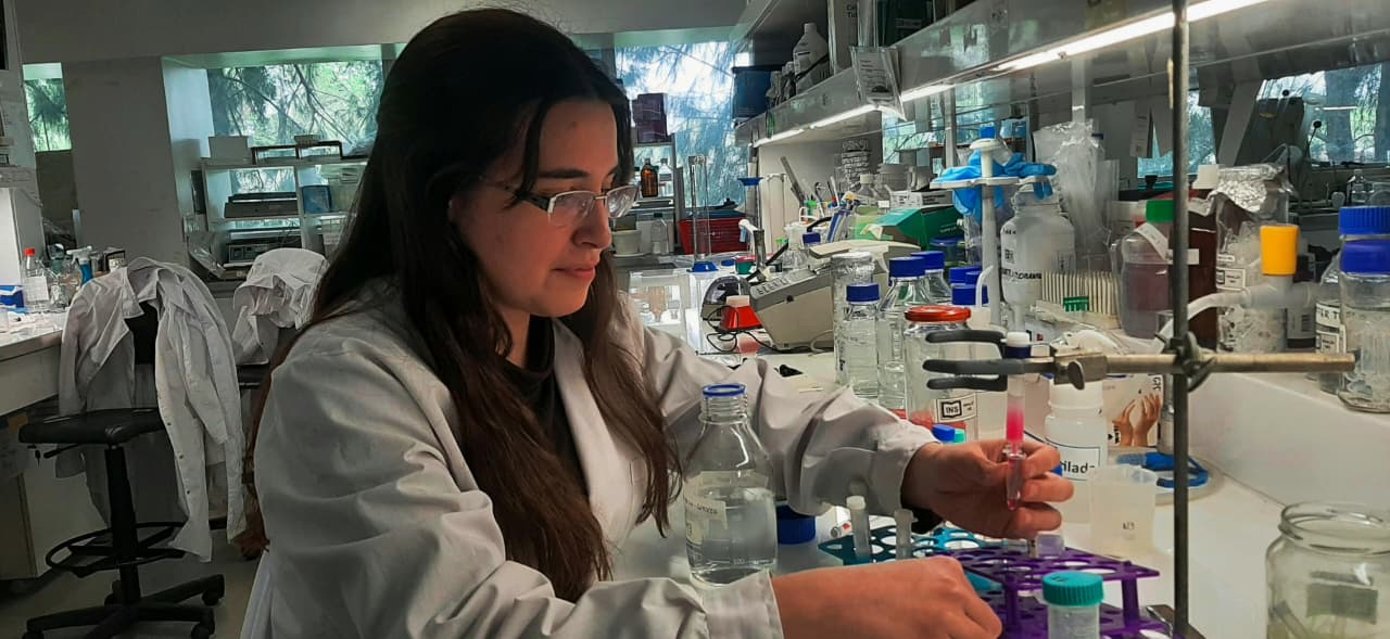 Una graduada de la UNSE investiga cómo utilizar la luz para controlar procesos biológicos